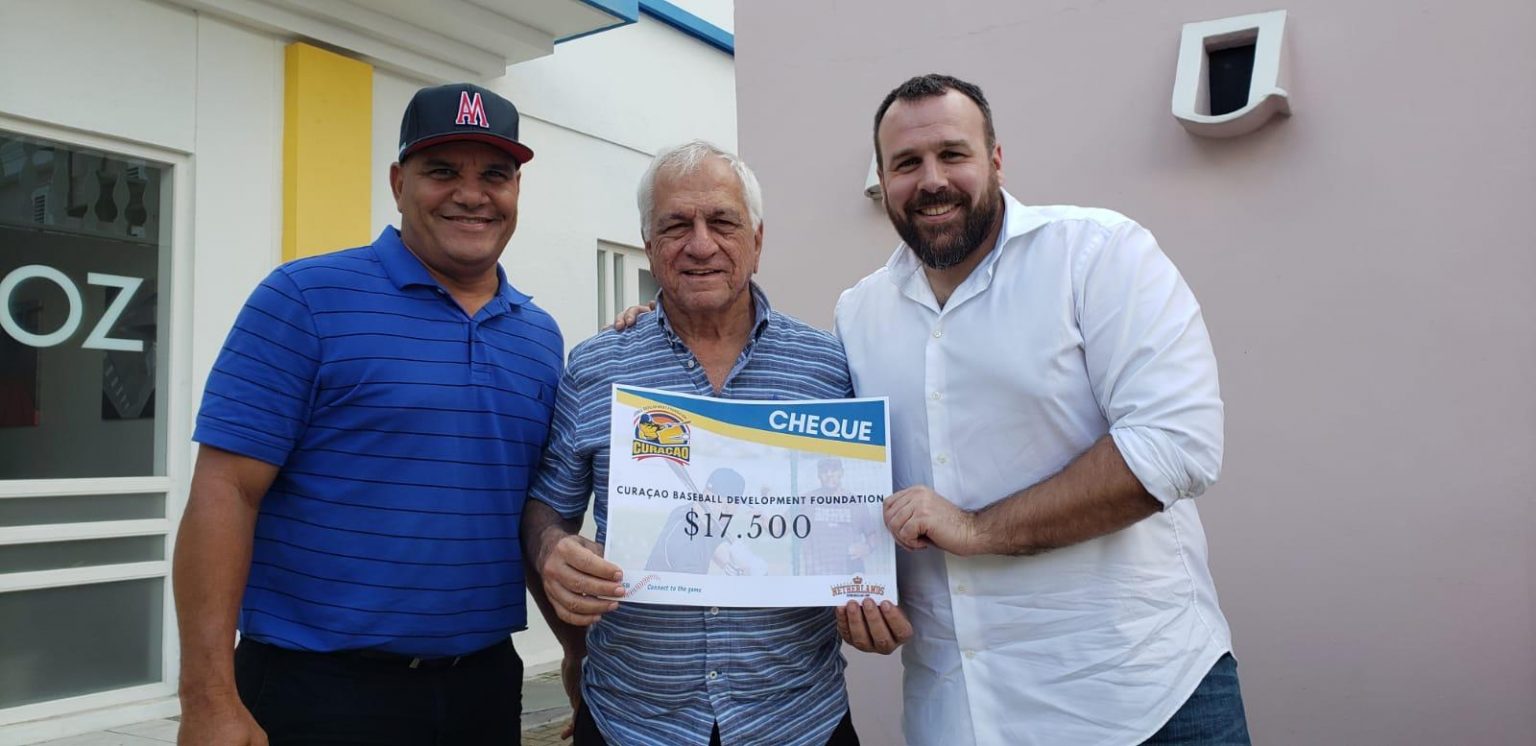 Ben Thijssen, Lipo Elhage en Tjerk Smeets met de cheque van de KNBSB voor de CBDF.